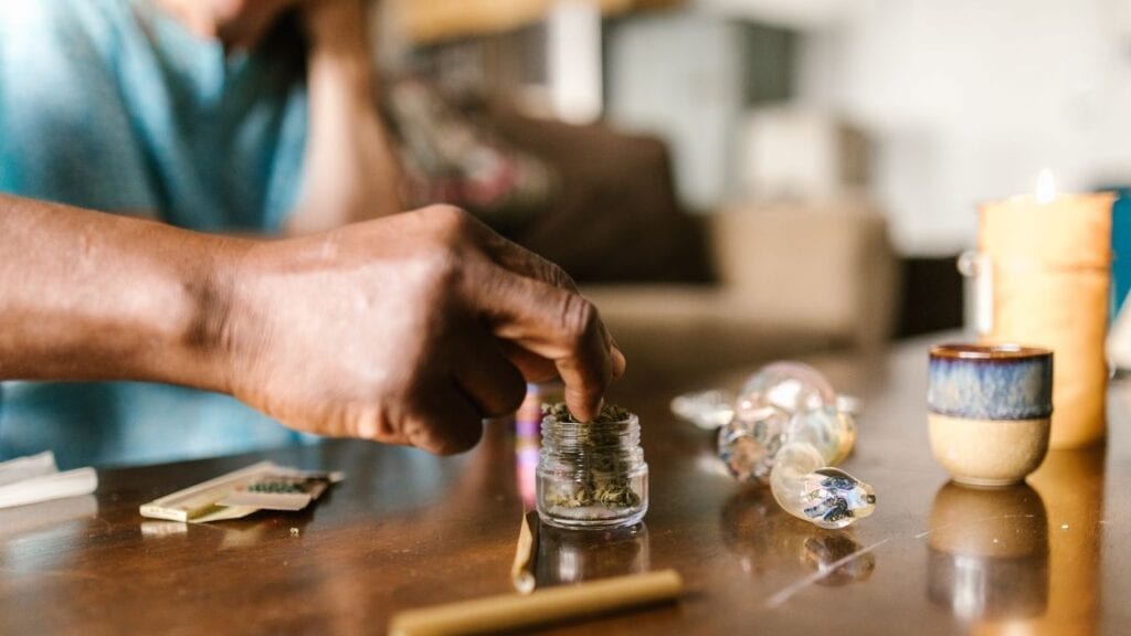 Finding-the-Right-Cannabis-Products-for-Migraines
